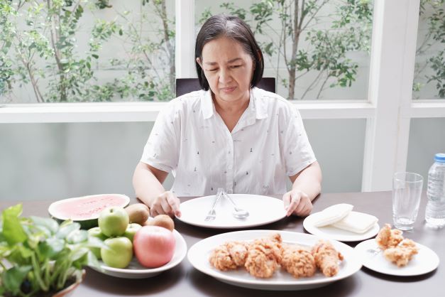 Người già không ăn uống được, phải làm sao?